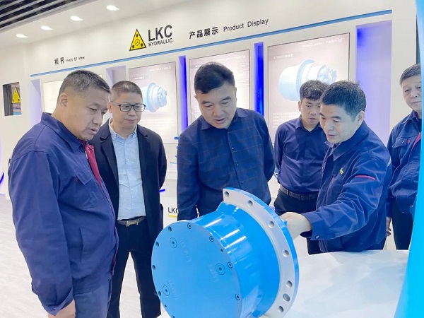 廣州塔山機(jī)械、廣州韓川液壓、江蘇靖江新世紀(jì)液壓、無(wú)錫密斯特智能裝備制造有限公司一行6人蒞臨力克川參觀交流2.jpg