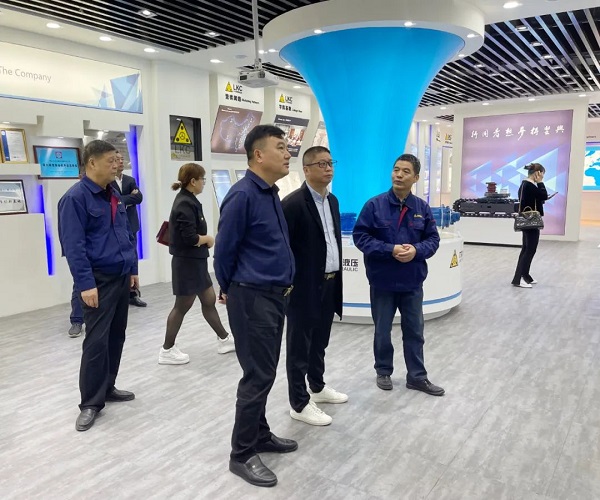 廣州塔山機(jī)械、廣州韓川液壓、江蘇靖江新世紀(jì)液壓、無(wú)錫密斯特智能裝備制造有限公司一行6人蒞臨力克川參觀交流3.jpg
